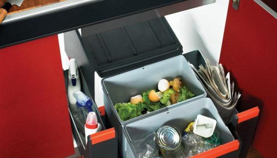 Как красиво организовать раздельный сбор мусора у себя на кухне - фото
