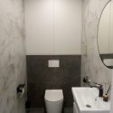Встроенный подвесной шкаф для туалетной комнаты - фото