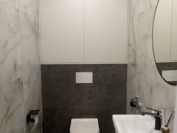 Встроенный подвесной шкаф для туалетной комнаты
