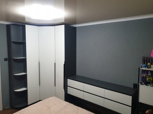 Комплект мебели для спальни с угловым шкафом и тумбой - фото