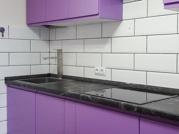 Кухня с покрытием из эмали, лавандавого цвета, прямая - фото